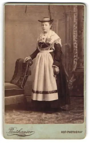Fotografie Peuthauser, Bad Tölz, Elegante Frau in deutscher Tracht