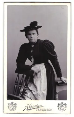 Fotografie A. Grainer, Traunstein, Stadtplatz, Porträt einer Frau in deutscher Tracht