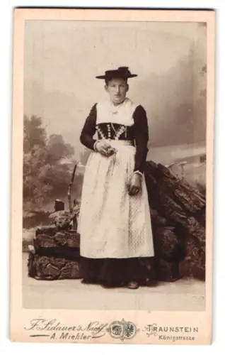 Fotografie F. Lidauer`s Nachf., Traunstein, Königstrasse, Frau in deutscher Tracht im Atelier