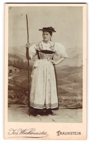 Fotografie Jos. Werkmeister, Traunstein, Ludwigstrasse 168, Frau in deutscher Tracht mit Wanderstock