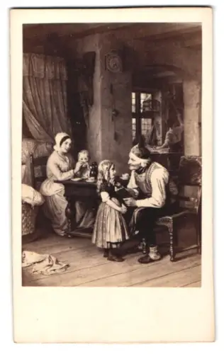 Fotografie unbekannter Fotograf und Ort, Familienszene im ländlichen Heim, nach einem Gemälde
