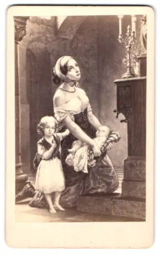 Fotografie unbekannter Fotograf und Ort, Frau mit Kindern in Andacht, nach einem Gemälde von Dietz