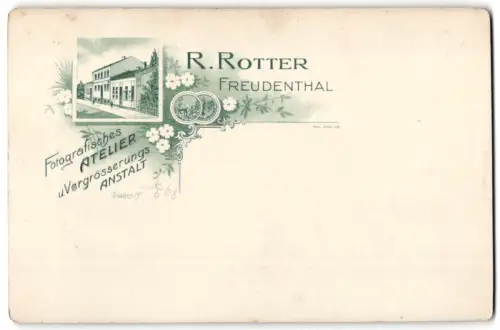 Fotografie R. Rotter, Freudenthal, Ansicht Freudenthal, Strassenpartie am Ateliergebäude, Blumenverzierung