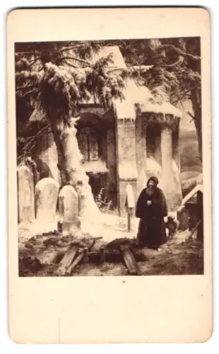Fotografie unbekannter Fotograf und Ort, Mann in Robe im Klosterkirchhof, nach einem Gemälde von Lessing