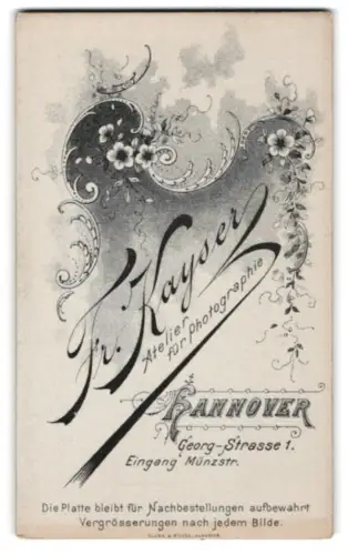 Fotografie Fr. Kayser, Hannover, Georgstr. 1, Name des Ateliers dekoriert mit Blumen