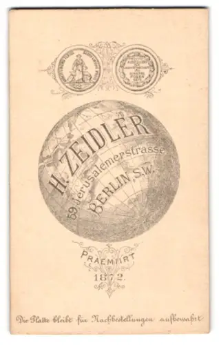 Fotografie H. Zeidler, Berlin, Jerusalemerstrasse 59, Name des Ateliers auf der Weltkugel, mit Auszeichnung 1872