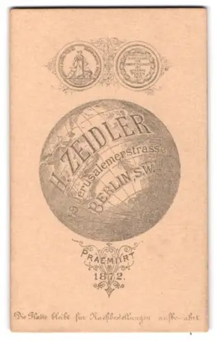 Fotografie H. Zeidler, Berlin, Jerusalemerstrasse 39, Name des Fotografen auf der Weltkugel, Auszeichnung 1872