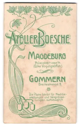 Fotografie Fr. Boesche, Magdeburg, Jacobstrasse 14, Name des Ateliers mit dekorativen Pflanzenranken
