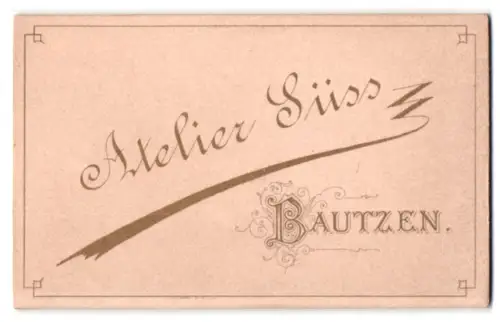 Fotografie Atelier Süss, Bautzen, Name des Ateliers in goldener Schrift, ornamentaler Anfangsbuchstabe im Ortsnamen