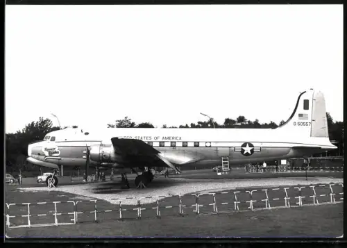 Fotografie Ansicht Berlin, Columbiadamm, Flugzeug Douglas C-54 Rosinenbomber O-50557 am Flughafen Tempelhof ausgestellt
