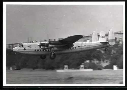 Fotografie Ansicht Berlin-Tempelhof, Flugzeug Avro 685 York Skyways of London G-AHFB bei der Landung