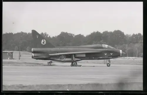 Fotografie Flugzeug English Electric Lightning, Düsenjäger - Kampfjet mit Staffelabzeichen XM979