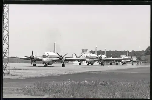 Fotografie Flughafen Gatow, Flugzeug-Staffel Transportmaschinen der Royal Air Force rollen zum Start