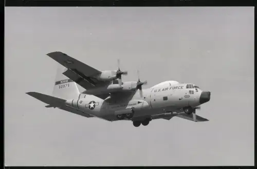 Fotografie Flugzeug Lockheed C-130 Hercules, USAF Rescue 50975 mit Radaranlage Military Airlift Command