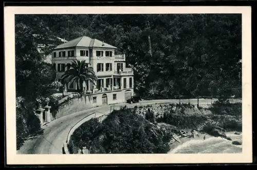 AK Portofino Mare, Piccolo Hotel immerso nel verde con vista sulla strada costiera e piccole barche sulla spiaggia