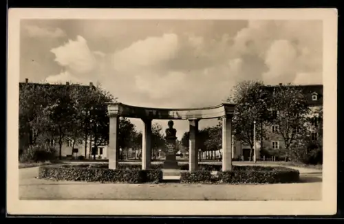 AK Rathenow, Dunckerplatz mit Anlagen und Büste