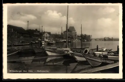 AK Wittenberge /Pdm., Partie im Hafen mit Segelfahrzeugen und Barkassen
