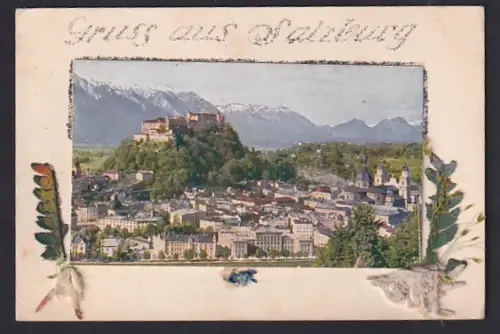 Trockenblumen-AK Salzburg, Blick über den Ort, umrahmt von Trockenblumen