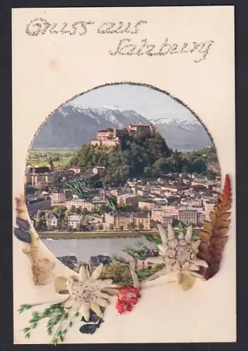 Trockenblumen-AK Salzburg, Idyllische Ortsansicht verziert mit Trockenblumen