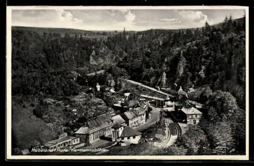 AK Rübeland i. Harz, Ortsansicht mit Eisenbahnstrecke, Hermannshöhle