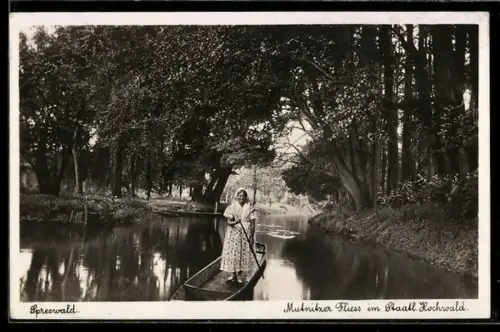 AK Lübben /Spreewald, Mutnitzer Fliess im Staatlichen Hochwald, Frau stakt einen Kahn