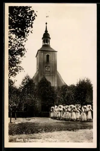 AK Burg im Spreewald, Frauen in Tracht beim Kirchgang