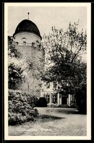 AK Lenzen /Elbe, Partie im Burghof