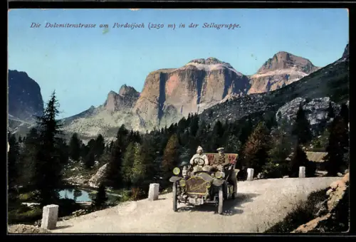 AK Pordojjoch, Strada delle Dolomiti nella Gruppo del Sella con automobile in primo piano