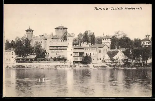 AK Torino, Castello Medioevale sul fiume con barche a remi in primo piano