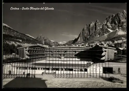 AK Cortina, Stadio Olimpico del Ghiaccio con montagne sullo sfondo