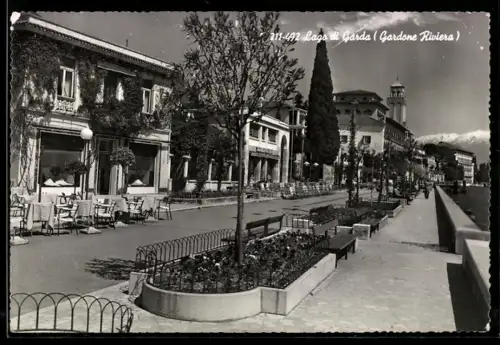 AK Gardone Riviera /Lago di Garda, Elegante passeggiata con caffè e giardino fiorito