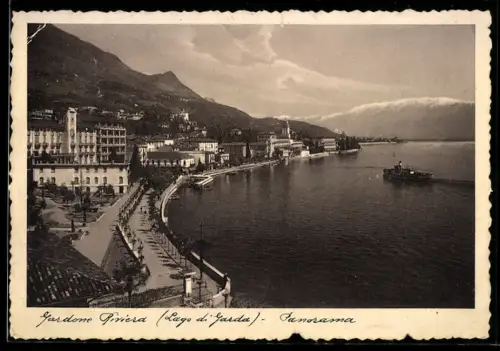 AK Gardone Riviera /Lago di Garda, Panorama con battello sul lago