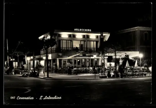 AK Cesenatico, L`Arlecchino di notte con terrazza illuminata e tavoli all`aperto