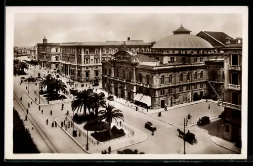AK Bari, Corso Cavour, Vista del teatro e del traffico urbano con palme e edifici storici