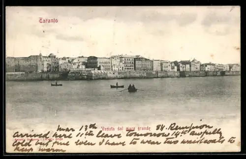 AK Taranto, Veduta dal mare grande con barche sullo sfondo della città storica