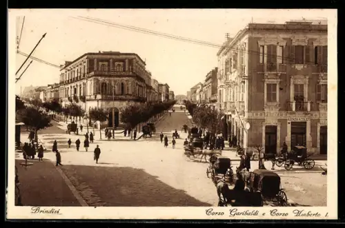 AK Brindisi, Corso Garibaldi e Corso Umberto I, scene di vita urbana con carrozze e pedoni