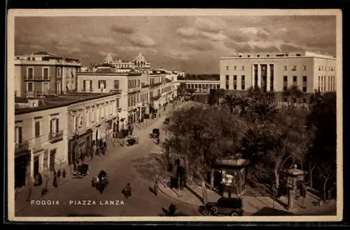 AK Foggia, Piazza Lanza con edifici storici e vita cittadina animata