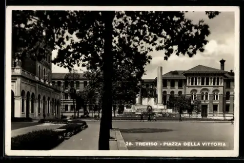 AK Treviso, Piazza della Vittoria con fontana e edifici storici sullo sfondo
