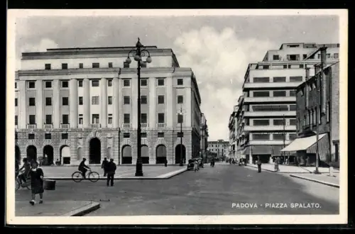 AK Padova, Piazza Spalato, vista della piazza con edifici moderni e persone che passeggiano e vanno in bicicletta