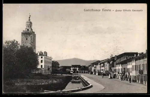 AK Castelfranco Veneto, Corso Vittorio Emanuele con torre e edifici storici lungo la strada