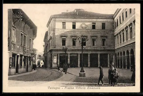 AK Valdagno, Piazza Vittorio Emanuele con lampioni e passanti
