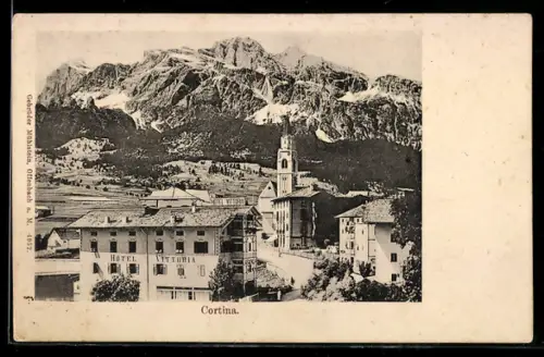 AK Cortina, Vista sull`Hotel Vittoria e montagne imponenti sullo sfondo