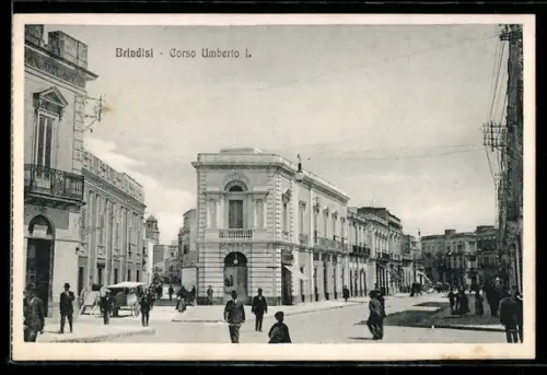 AK Brindisi, Corso Umberto I con passanti e edifici storici