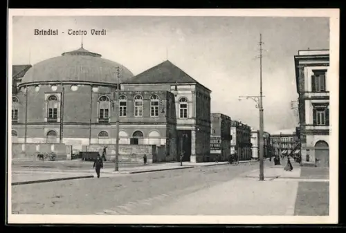 AK Brindisi, Teatro Verdi e strada adiacente con passanti