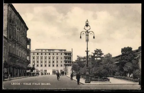 AK Lecce, Viale Italo Balbo, veduta del viale con lampione e edifici storici