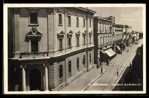 AK Brindisi, Corso Garibaldi con edifici storici e passanti sul marciapiede