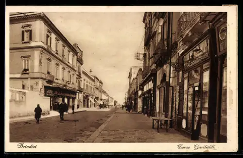 AK Brindisi, Corso Garibaldi con edifici storici e passanti