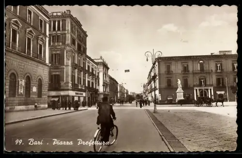 AK Bari, Piazza Prefettura con ciclista e edifici storici