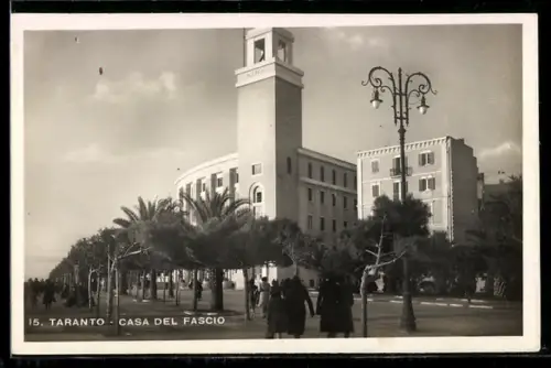 AK Taranto, Casa del Fascio con viale alberato e lampione storico