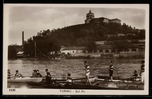 AK Torino, Sul Po con canottieri e collina con edificio storico sullo sfondo